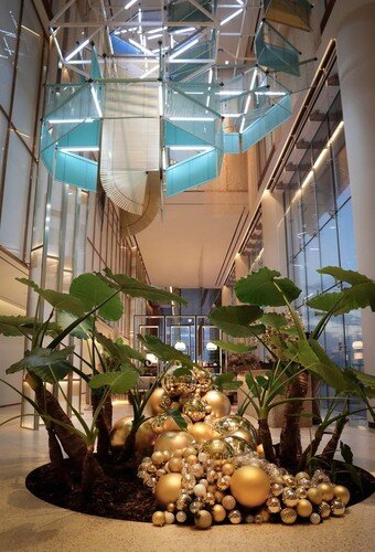 본문 이미지 - 골드 포레스트 테마로 조성한 이색 장식(호텔 나루 서울 제공) 