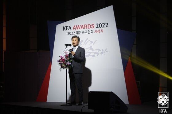 본문 이미지 - 정몽규 대한축구협회장이 23일 서울 중구 웨스틴조선호텔에서 열린 '2022 대한축구협회 시상식'에서 인사말을 하고 있다.(대한축구협회 제공)2022.12.23/뉴스1
