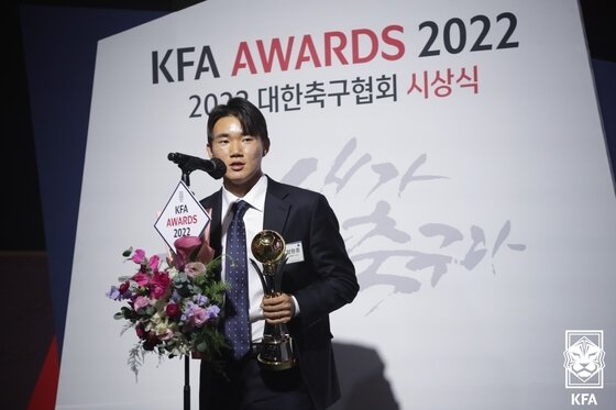 본문 이미지 - 양현준(강원)이 23일 서울 중구 웨스틴조선호텔에서 열린 '2022 대한축구협회 시상식'에서 올해의 영플레이어상을 받고 수상소감을 밝히고 있다. (대한축구협회 제공)2022.12.23/뉴스1