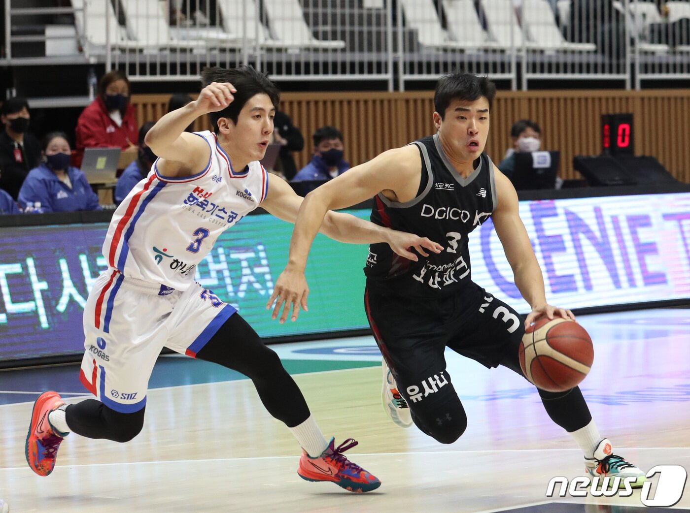 본문 이미지 - 23일 오후 경기 수원시 권선구 수원KT소닉붐아레나에서 열린 &#39;2022-2023 SKT 에이닷 프로농구&#39; 수원 KT 소닉붐과 대구 한국가스공사 페가수스의 경기에서 KT 정성우가 돌파를 하고 있다. 2022.12.23/뉴스1 ⓒ News1 김영운 기자