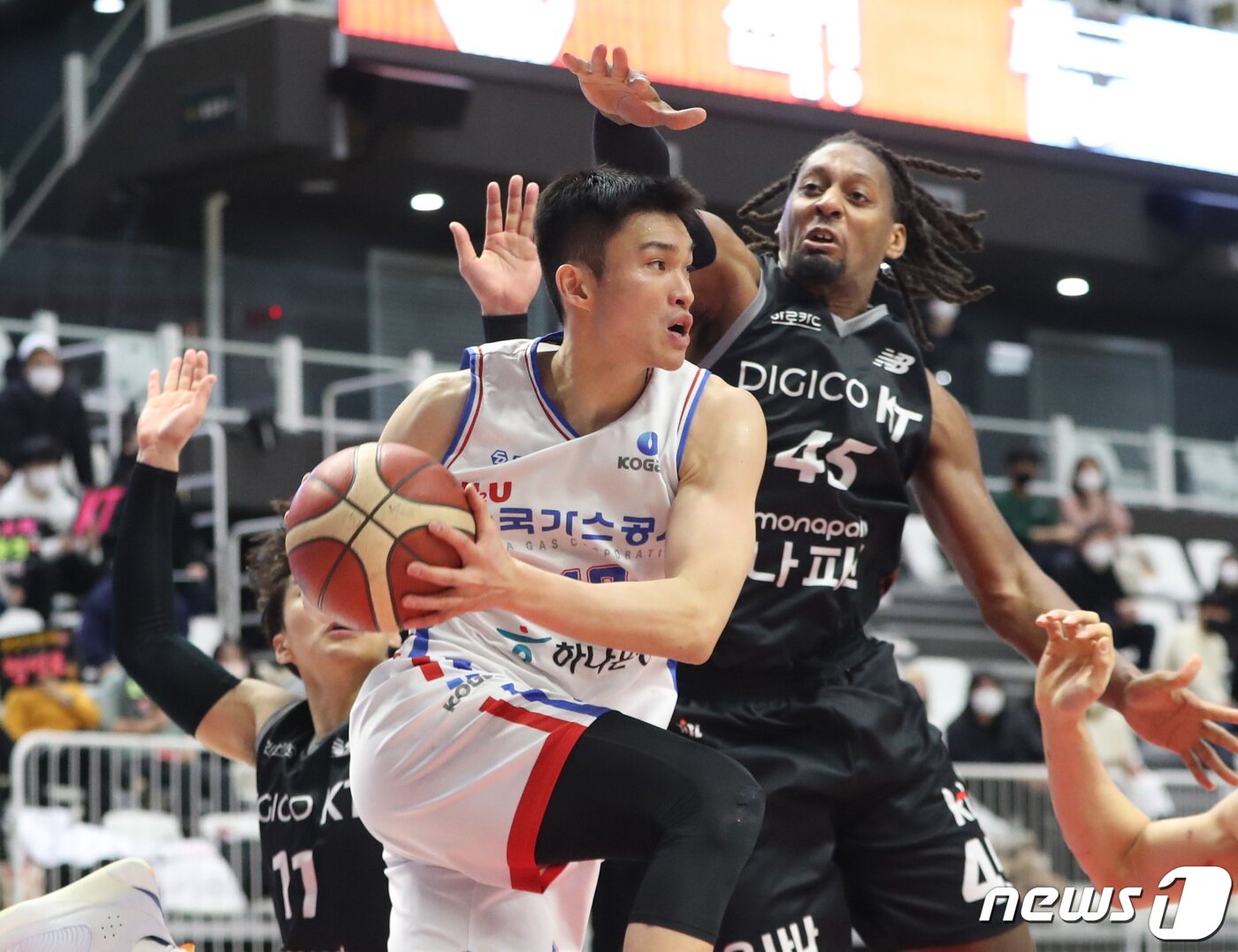 본문 이미지 - 23일 오후 경기 수원시 권선구 수원KT소닉붐아레나에서 열린 '2022-2023 SKT 에이닷 프로농구' 수원 KT 소닉붐과 대구 한국가스공사 페가수스의 경기에서 한국가스공사 이대성이 돌파를 하고 있다. 2022.12.23/뉴스1 ⓒ News1 김영운 기자