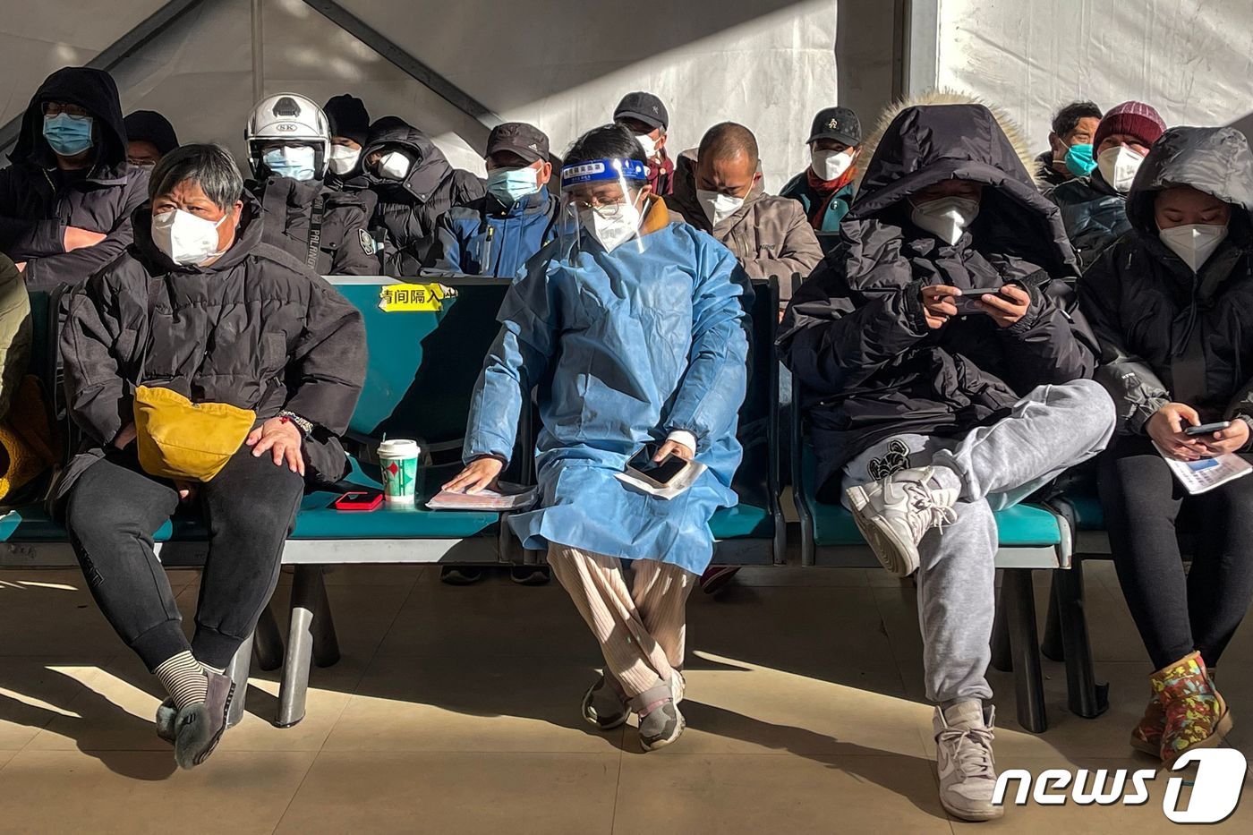 본문 이미지 - 23일&#40;현지시간&#41; 코로나19 확산 속 중국 상하이 병원의 발열 클리닉에서 환자들이 치료를 기다리고 있다. ⓒ AFP=뉴스1 ⓒ News1 우동명 기자