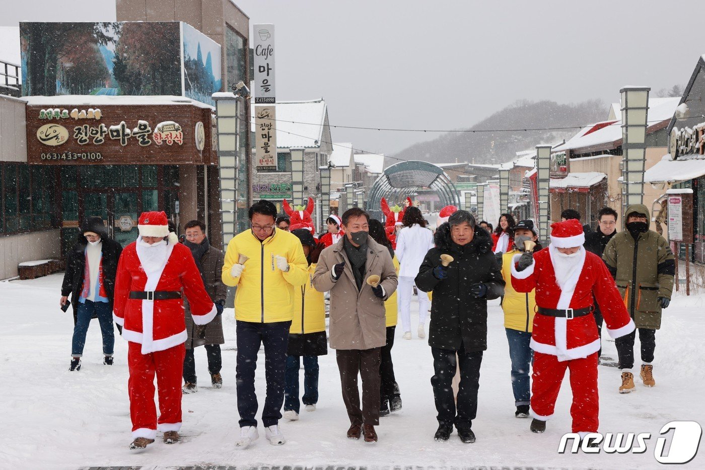 24일 전춘성 진안군수&#40;왼쪽 세번째&#41;와 김민규 진안군의장&#40;왼쪽 두번째&#41;가 마이산 겨울동화 축제에서 마칭밴드와 함께 행렬을 하고 있다.&#40;진안군제공&#41;2022.12.24/뉴스1 