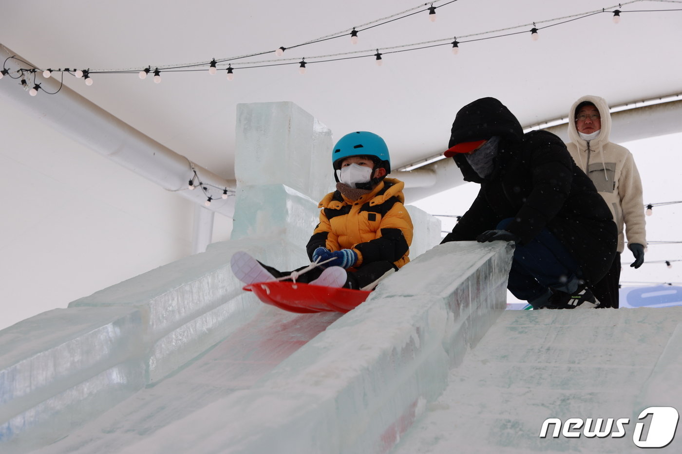 겨울동화축제가 열리고 있는 전북 진안군 마이산 북부에서 한 어린이가 얼음썰매를 타기 위대 대기하고 있다.&#40;진안군제공&#41;2022.12.24/뉴스1 