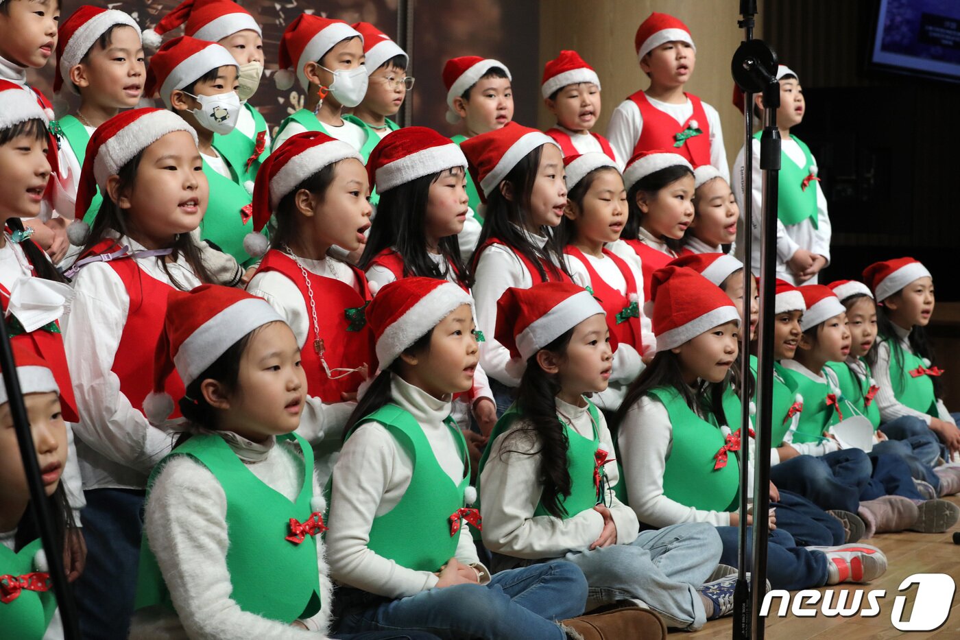 본문 이미지 - 크리스마스 이브인 24일 서울 노원구 서울광염교회에서 어린이들이 캐럴을 부르고 있다. 2022.12.24/뉴스1 ⓒ News1 박세연 기자