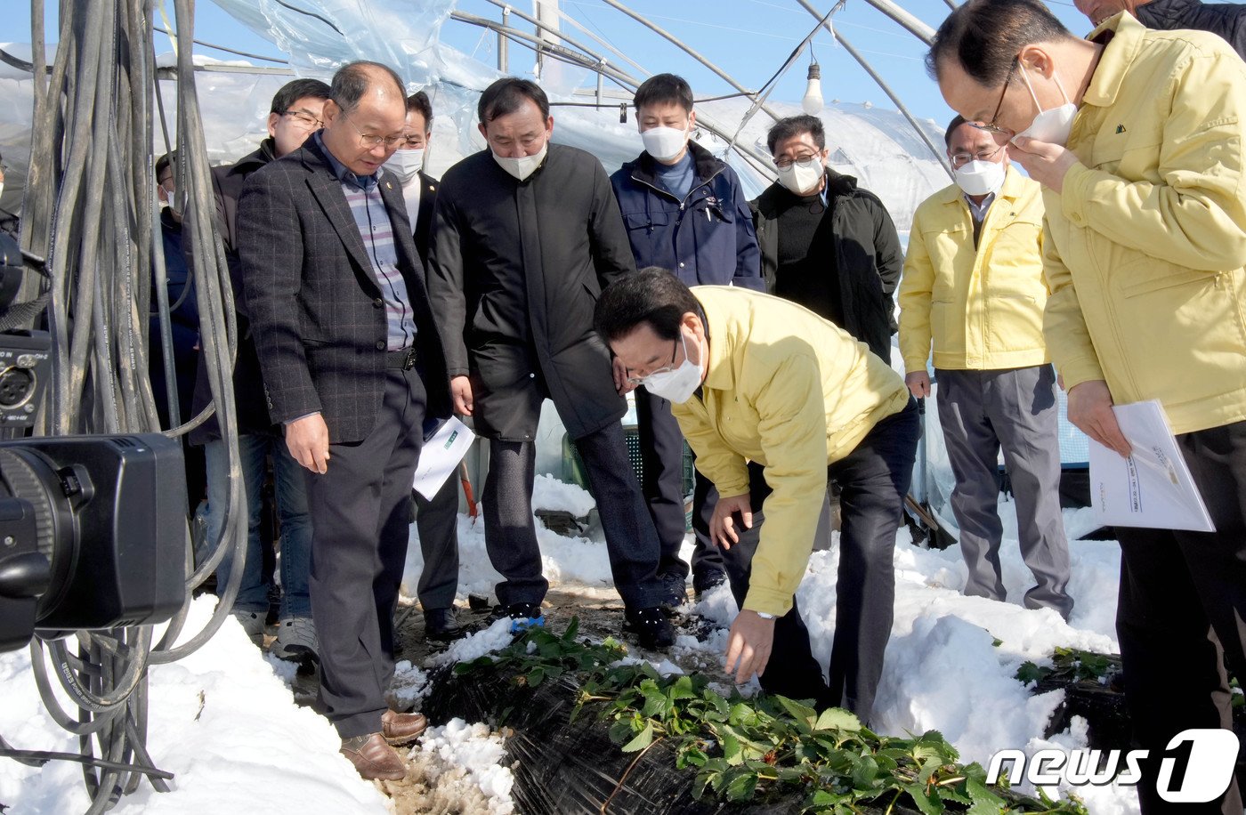 김영록 전라남도지사가 24일 오후 폭설로 무너진 담양 딸기 시설하우스 현장을 방문해 피해 현장을 둘러보며 현황 점검 및 농민들을 위로 격려하고 관계자들에게 신속한 피해복구를 당부하고 있다.&#40;전남도 제공&#41; 2022.12.24/뉴스1 ⓒ News1 전원 기자