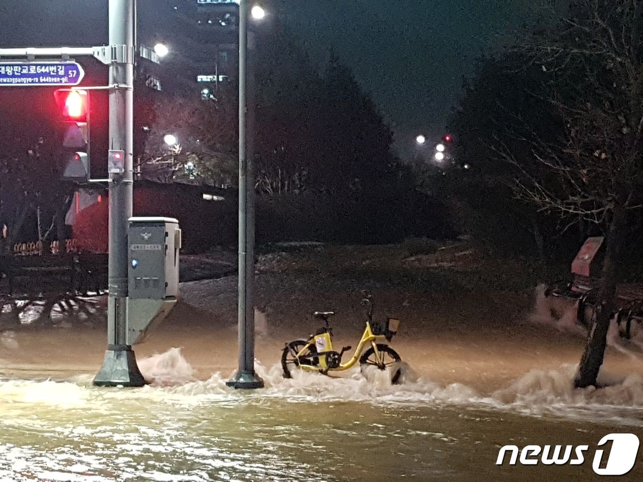 본문 이미지 - 지난 24일 오후 1011분께 경기 성남시 분당구 삼평동의 아파트단지 일대 상수도배관이 파열돼 도로가 침수된 모습 (경기도소방재난본부)