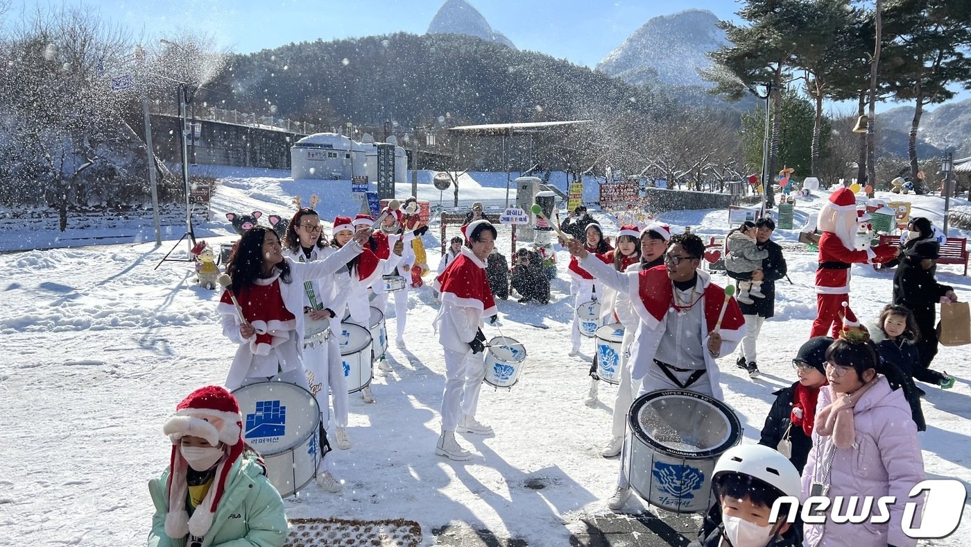 25일 전북 진안군 마이산에서 열린 겨울동화축제에서 마칭밴드가 퍼레이드를 하고 있다. &#40;진안군 제공&#41; 2022.12.25/뉴스1