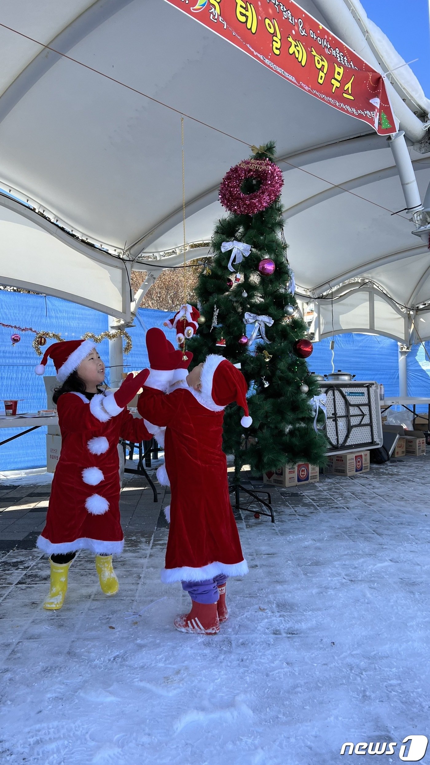 본문 이미지 - 크리스마스인 25일 전북 진안군 마이산에서 열린 겨울동화축제에서 산타 복장을 입은 어린이들이 축제를 즐기고 있다. (진안군 제공) 2022.12.25/뉴스1