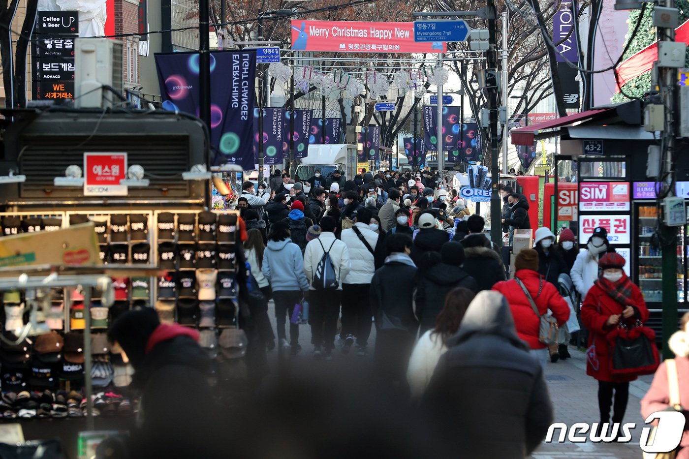 성탄절인 25일 서울 중구 명동 거리가 시민들과 관광객들로 붐비고 있다. 2022.12.25/뉴스1 ⓒ News1 이동해 기자