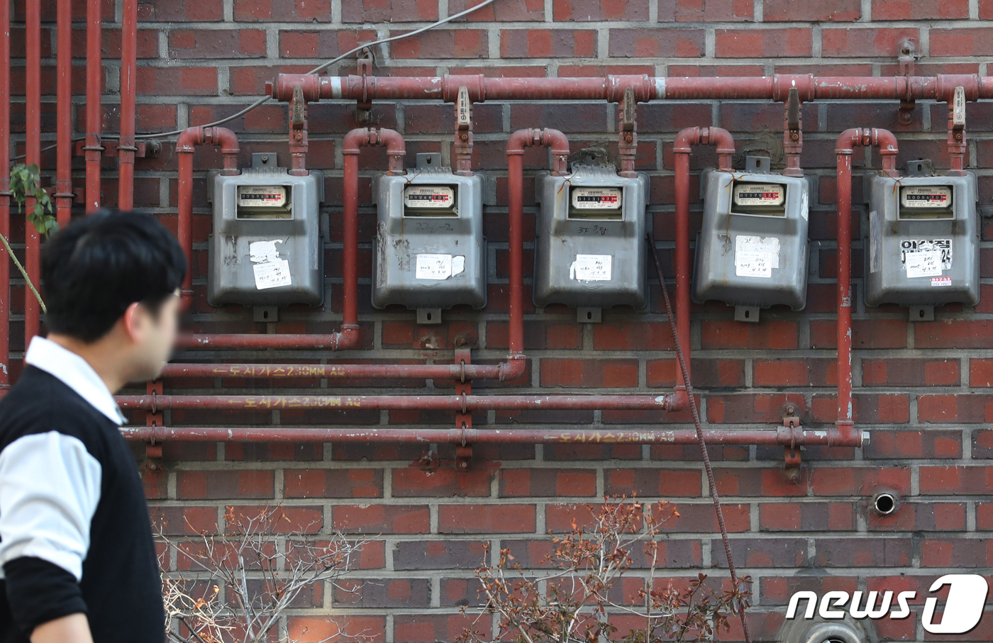 (서울=뉴스1) 송원영 기자 = 내년 전기·가스 요금이 올해 인상 폭의 2배가량 대폭 오를 전망이다.정부는 한국전력공사와 한국가스공사의 누적 적자·미수금을 2026년까지 완전 해소 …