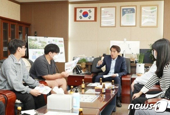 본문 이미지 - 최재형 보은군수가 지역 청소년들과 대화의 시간을 가지고 있다. /뉴스1 