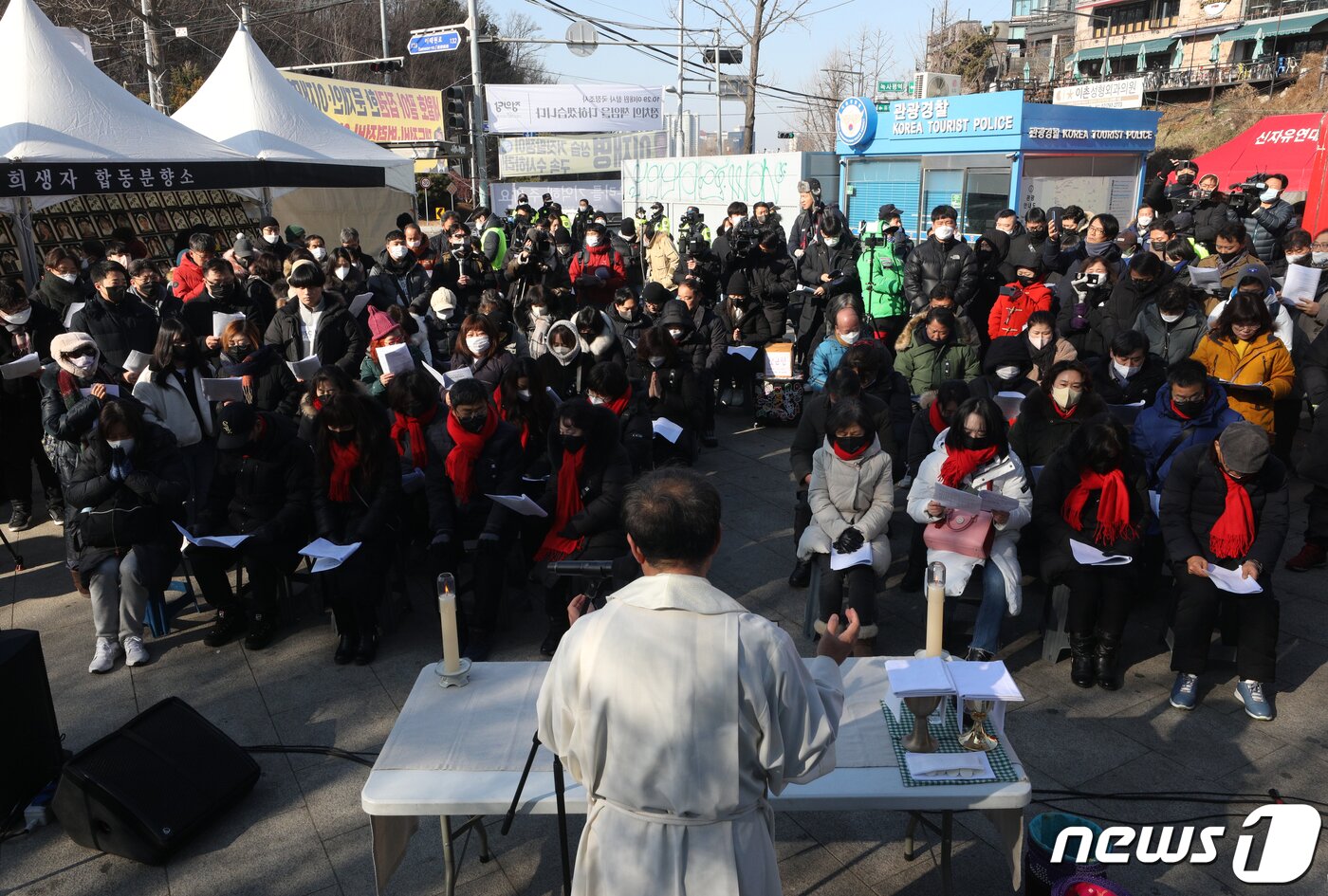 본문 이미지 - 25일 서울 용산구 이태원광장에 마련된 10·29 이태원 참사 시민분향소에서 이태원 참사 추모와 연대의 성탄절 연합 성찬례가 열리고 있다. 2022.12.25/뉴스1 ⓒ News1 신웅수 기자