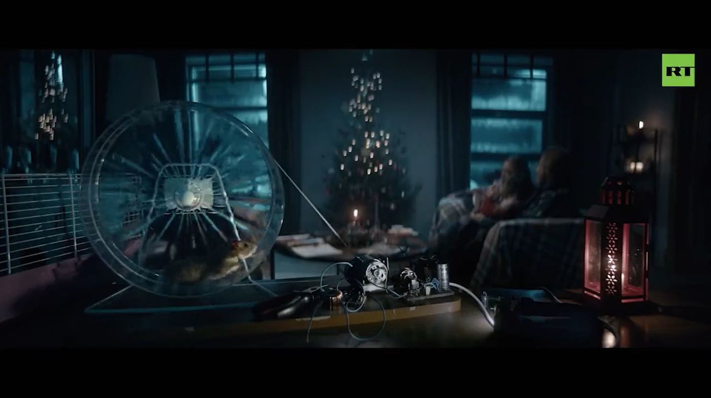 본문 이미지 - 러시아 국영방송이 제작한 프로파간다 광고 장면 갈무리.