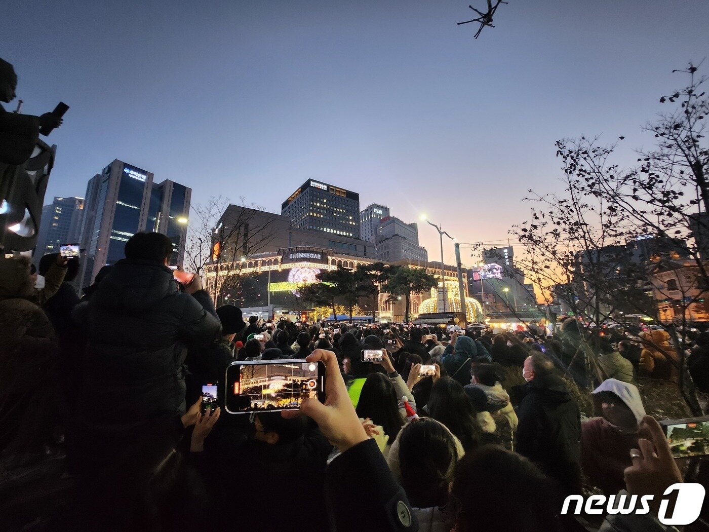 본문 이미지 - 서울의 '크리스마스 명소'인 명동 신세계백화점 본점의 '미디어 파사드'를 기다린 시민 수천명이 크리스마스 분위기를 즐기고 있다. 2022.12.25. /뉴스1 ⓒNews1 한병찬 기자