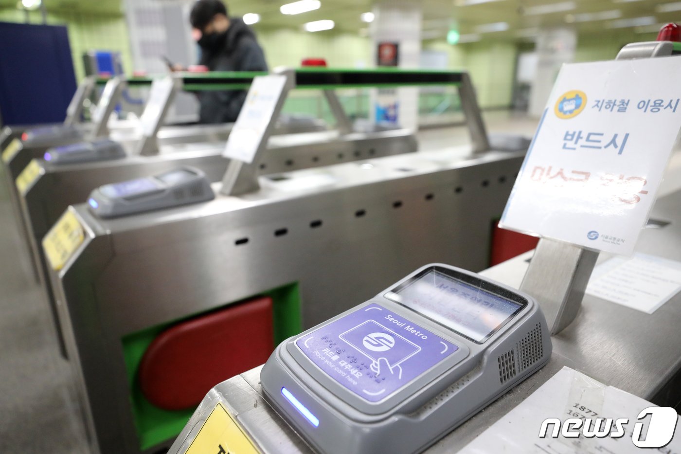 본문 이미지 -  서울 종로구 지하철 종로3가역에서 시민들이 개찰구를 통과하고 있다. 2022.12.26/뉴스1 ⓒ News1 이승배 기자