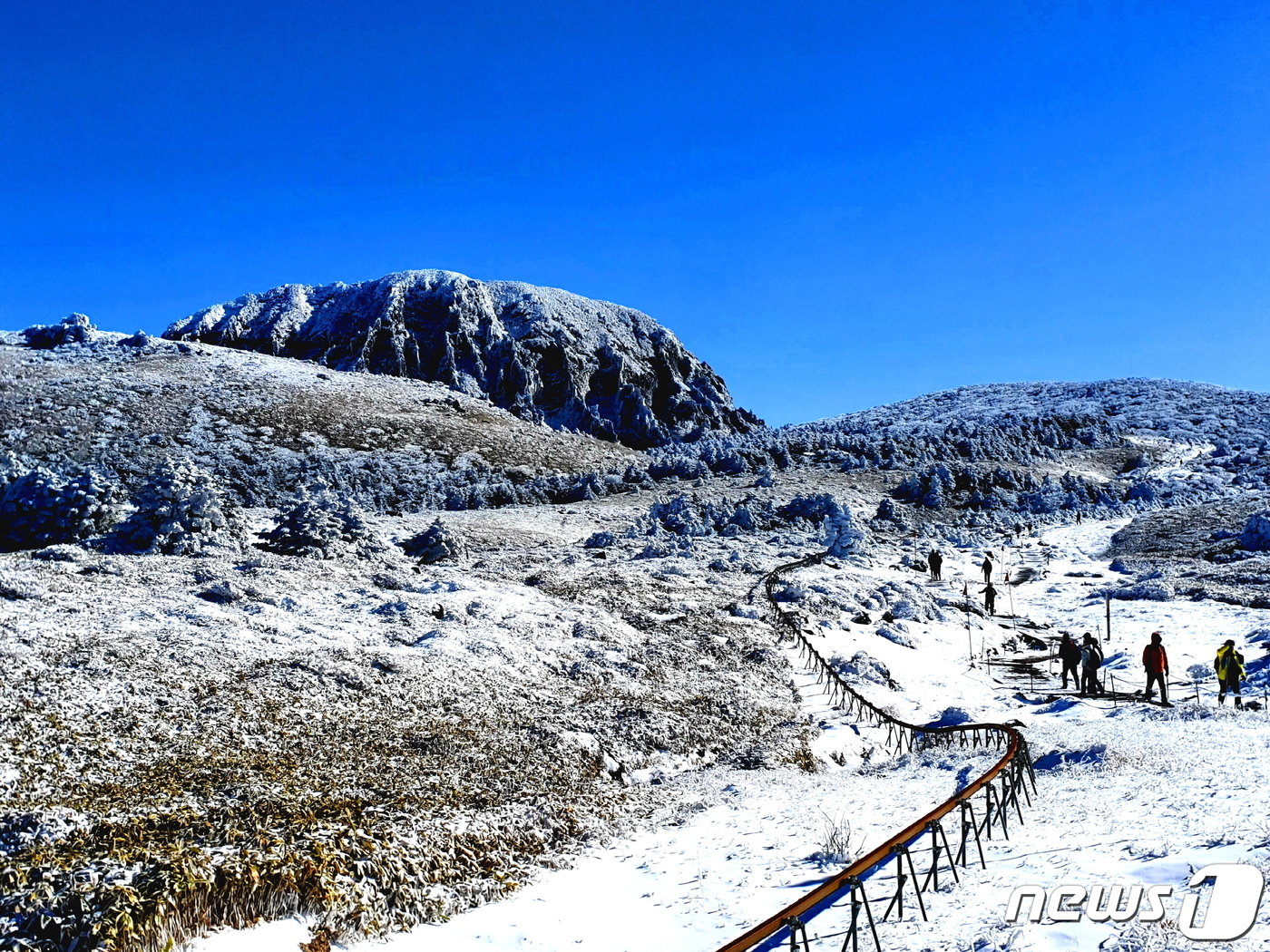 본문 이미지 - 만세동산에서 윗세오름으로 오르는 길. 부드러운 설원의 가운데에 백록담 화구벽&#40;火口壁&#41;이 웅장하다