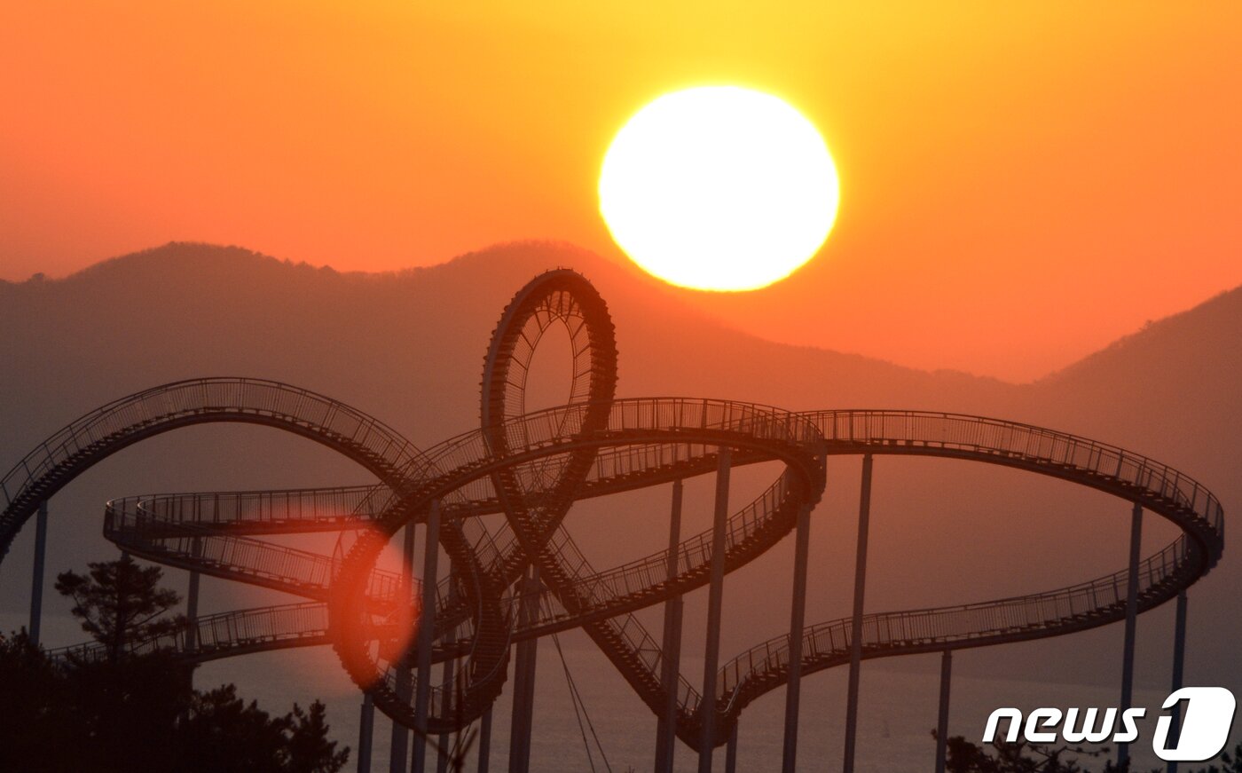 본문 이미지 -  포항 스페이스워크 뒤로 붉은 태양이 떠오르고 있다. (뉴스1 자료, 재판매 및 DB금지) /뉴스1 ⓒ News1 최창호 기자