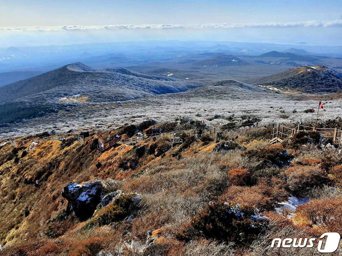 본문 이미지 - 영실로 내려가며 바라보는 오름 풍경. 왼쪽에 태극무늬처럼 휘어진 것은 볼레오름. 그 아래 바다가 해무&#40;海霧&#41;에 묻혀있다.