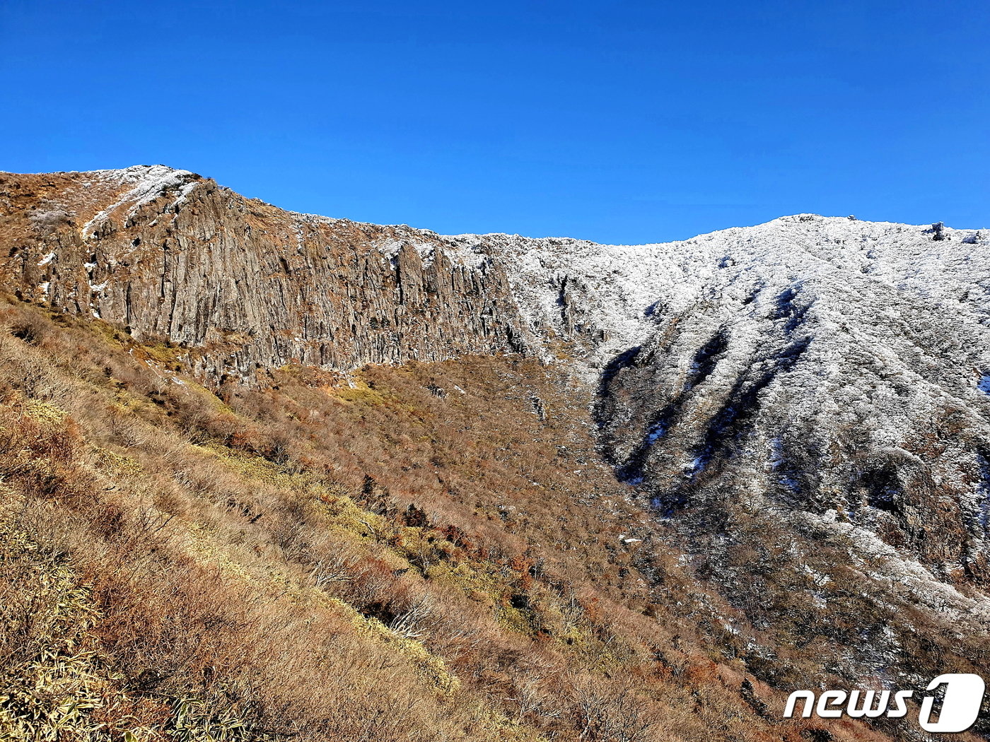 본문 이미지 - 영실기암&#40;奇巖&#41;. 왼쪽의 병풍바위가 한라산이 무너지지 않도록 버팀을 하고 있고, 오른쪽의 오백 개 바위들은 대부분 눈에 묻혀 있다.