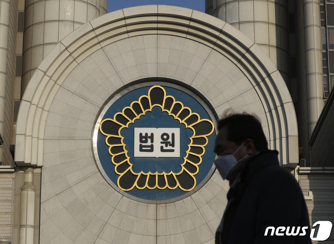 (서울=뉴스1) 신웅수 기자 = 전국 법원이 2주간 휴정기를 갖고 재판을 쉰다.법원에 따르면 전국 최대 규모인 서울중앙지법·서울고법을 비롯해 대다수 법원이 이날부터 다음달 6일까지 …