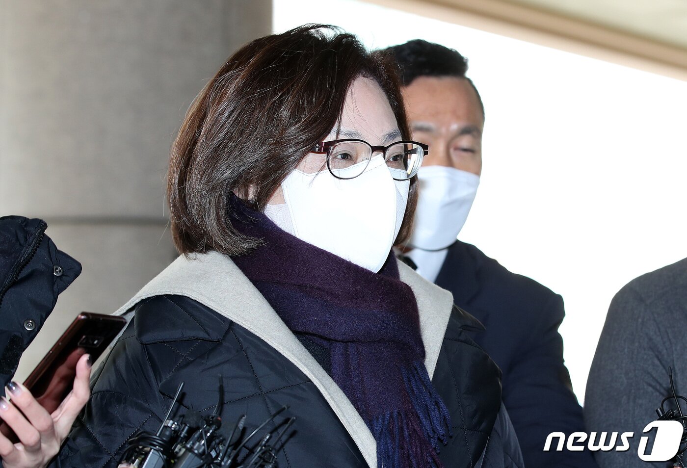 본문 이미지 - 박희영 용산구청장이 26일 오후 서울 마포구 서부지방법원에서 열린 구속 전 피의자 심문(영장실질심사)에 출석하고 있다. 박 구청장은 핼러윈 기간 안전사고 예방대책 마련을 소홀히 하고 참사에 부적절하게 대처한 혐의(업무상과실치사상)를 받고 있다. 2022.12.26/뉴스1 ⓒ News1 박지혜 기자