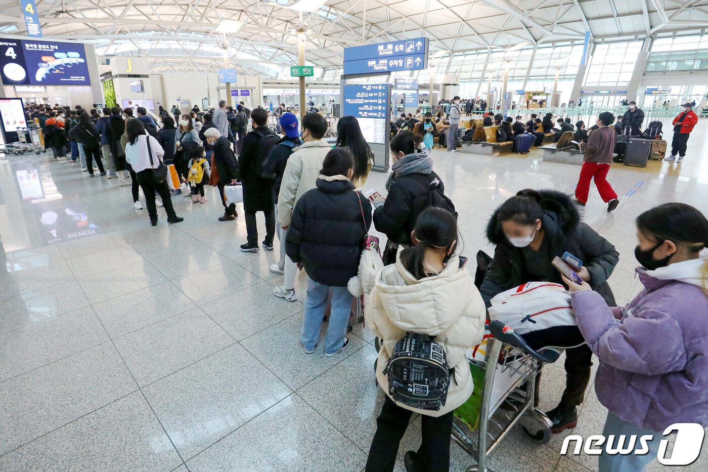 본문 이미지 - 26일 인천국제공항 제1여객터미널 출국장이 해외 여행객들로 붐비고 있는 모습. 2022.12.26/뉴스1 ⓒ News1 민경석 기자