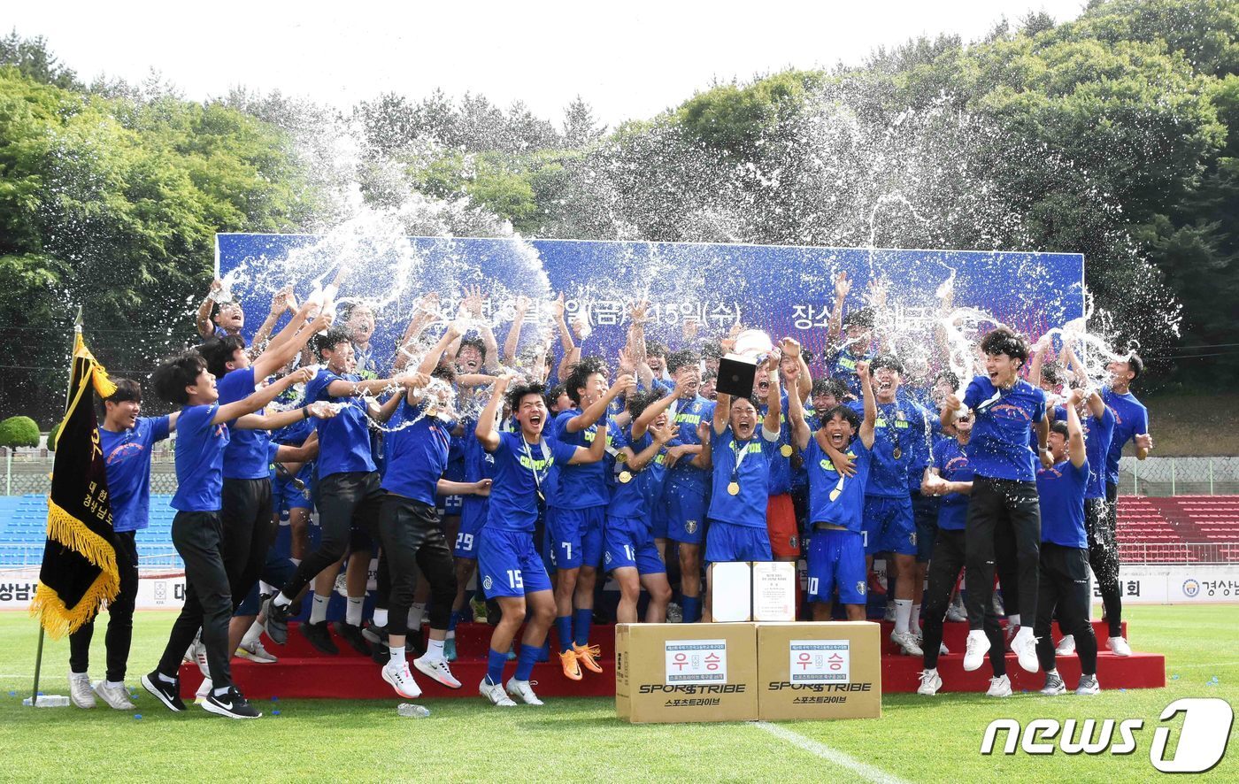 본문 이미지 - 용인시축구센터 소속 U18덕영팀이 ‘제27회 무학기 전국고등학교축구대회’ 우승을 자축하고 있는 모습.(축구센터측 제공).