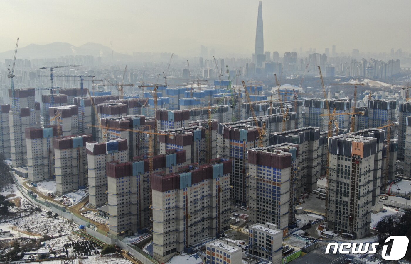 본문 이미지 - 내년 1월 시행 예정인 서울 분양시장 최대어 강동구 둔촌주공아파트 재건축 단지(올림픽파크포레온)2022.12.26/뉴스1 ⓒ News1 김도우 기자
