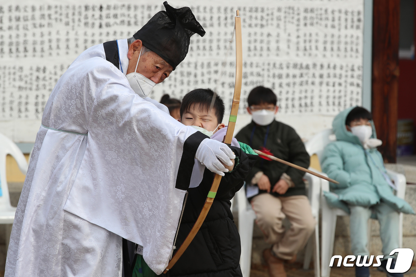(대구=뉴스1) 공정식 기자 = 26일 오전 대구 중구 남산동 대구향교에서 개강한 '2022학년도 겨울방학 충효교실'에 참가한 초등학생들이 예절강사의 도움을 받아 죽궁(竹弓)으로 …