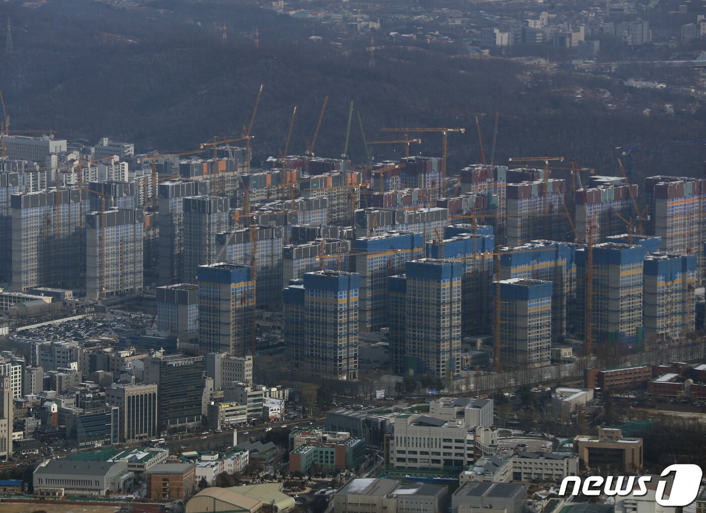 본문 이미지 - 서울의 한 아파트 건축 현장의 모습.ⓒ News1 신웅수 기자