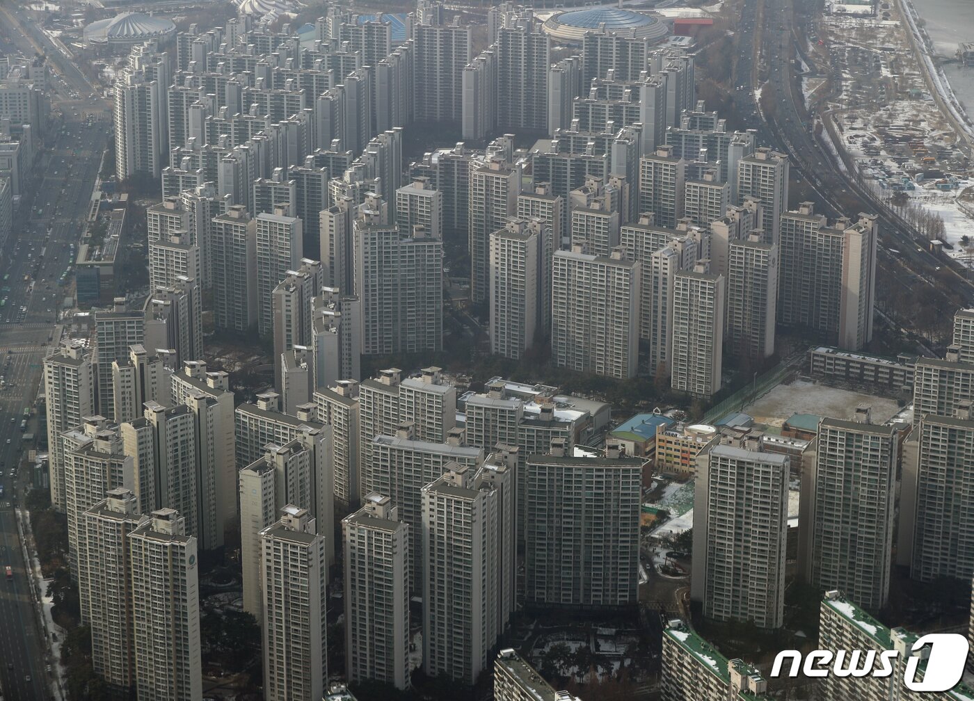 본문 이미지 - 내년부터 서울 등 조정대상지역에 집 2채를 가진 이들의 종합부동산세 부담액이 올해의 절반 이하로 떨어진다. 기획재정부에 따르면 내년부터 조정대상지역 2주택자들은 중과세율&#40;1.2~6.0%&#41;이 아니라 일반세율&#40;0.5~2.7%&#41;을 적용받게 됐다. 조정대상지역에 공시가 8억원과 12억원, 총 20억원 상당의 주택을 보유했을 경우 올해 1436만2000원을 종부세로 내야 했지만 내년에는 552만8000원으로 감소한다. 사진은 26일 서울 송파구 롯데타워 서울스카이에서 바라본 도심의 모습. 2022.12.26./뉴스1 ⓒ News1 신웅수 기자