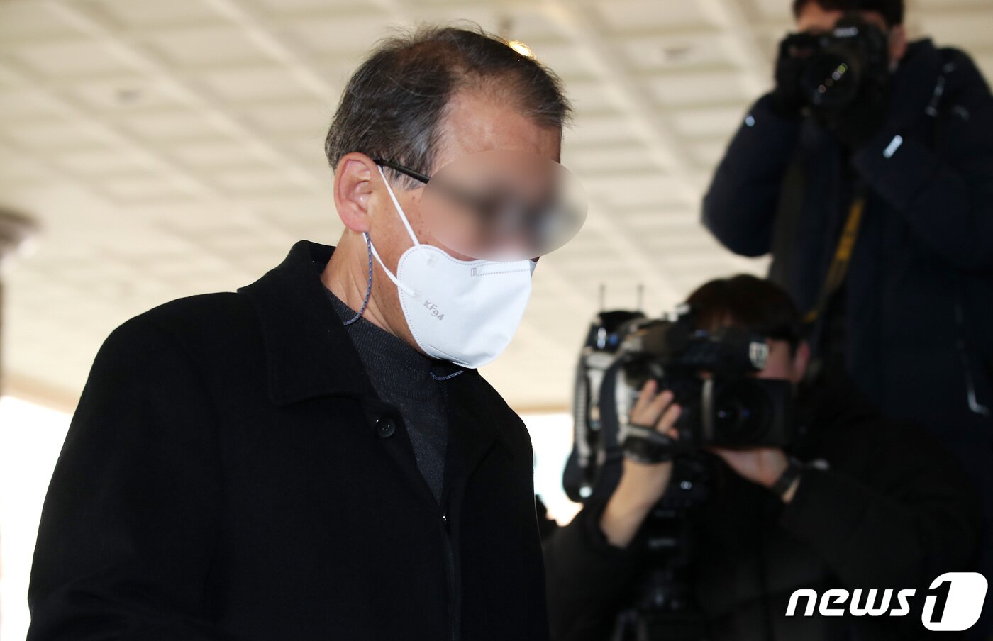 본문 이미지 - 최원준 용산구청 안전재난과장이 26일 오후 서울 마포구 서부지법에서 열린 구속 전 피의자 심문(영장실질심사)에 출석하고 있다. 2022.12.26/뉴스1 ⓒ News1 박지혜 기자
