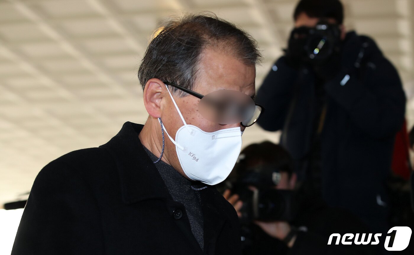 본문 이미지 - 최원준 용산구청 안전재난과장이 26일 오후 서울 마포구 서부지법에서 열린 구속 전 피의자 심문(영장실질심사)에 출석하고 있다. 2022.12.26/뉴스1 ⓒ News1 박지혜 기자