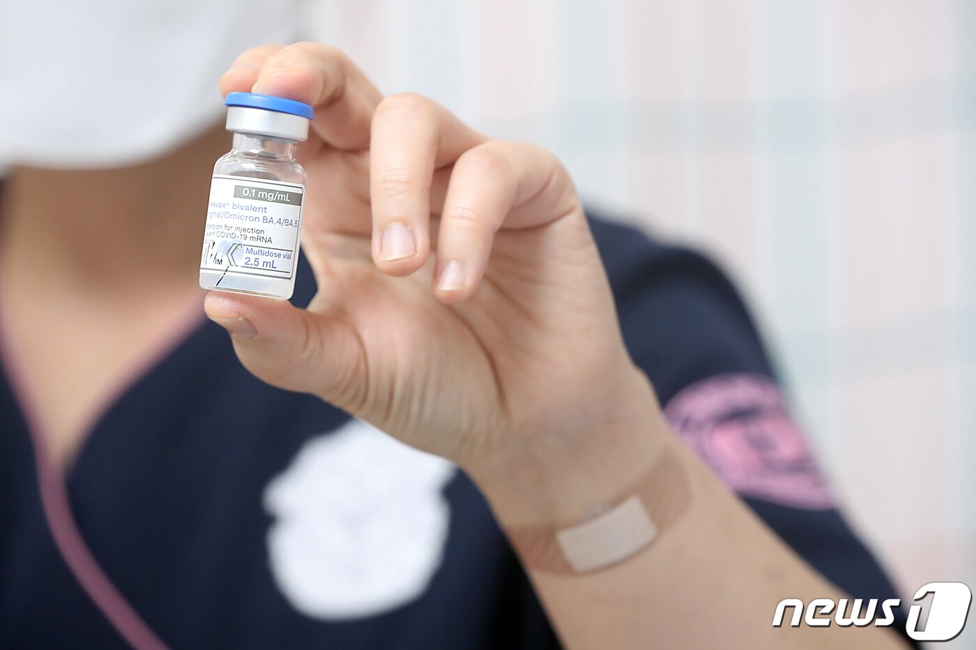 본문 이미지 - 26일 오후 서울 종로구 세란병원에서 의료진이 신종 코로나바이러스 감염증(코로나19) 오미크론 BA.4/5 변이 기반 모더나 2차 개량백신(2가 백신)을 살펴보고 있다. 2022.12.26/뉴스1 ⓒ News1 황기선 기자