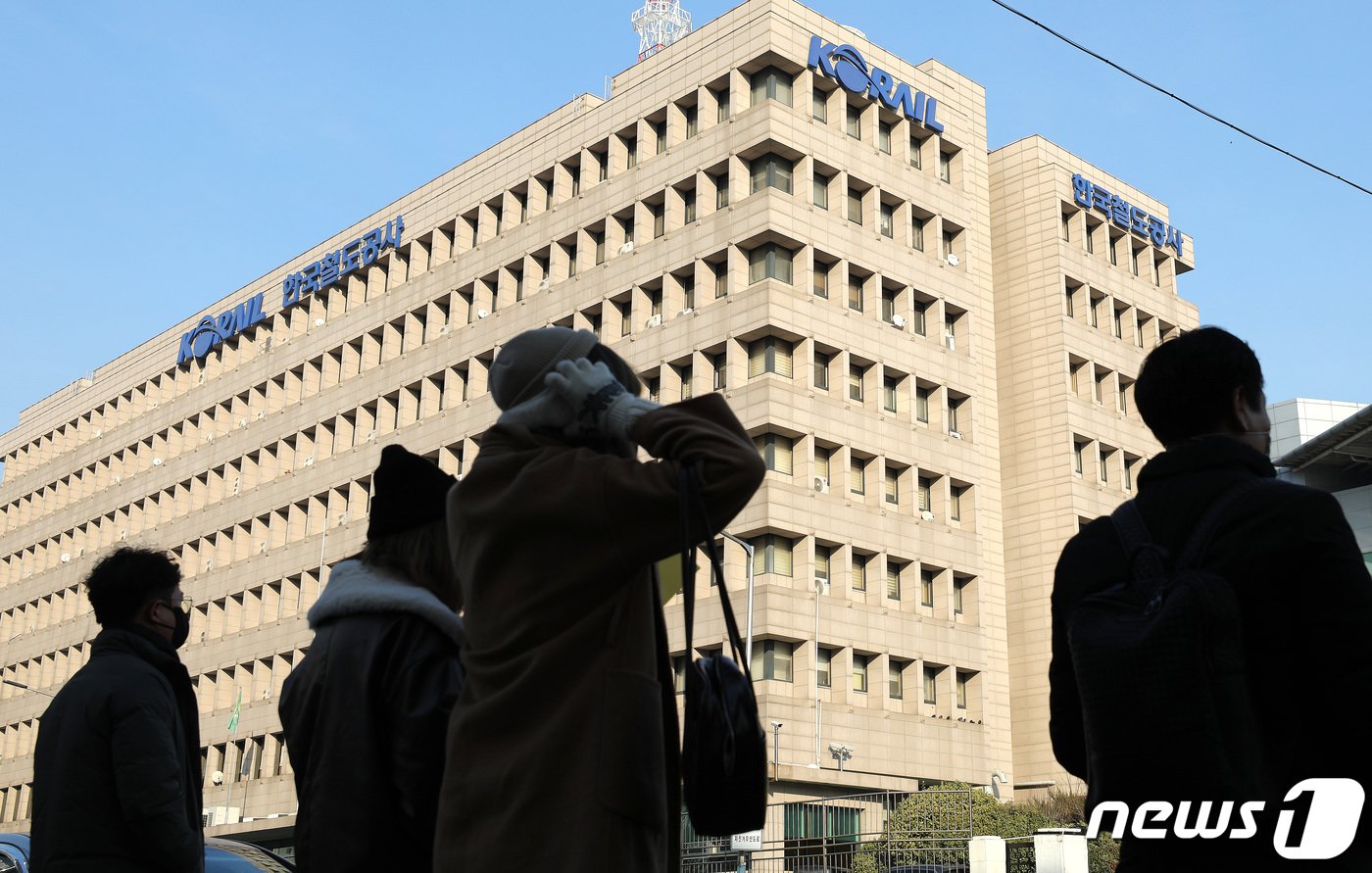본문 이미지 - 정부가 각 부처 산하 공공기관 조직·인력 효율화 계획으로 1만명이 훌쩍 넘는 구조조정안을 발표했다. 각 기관별 정원 조정 계획안을 보면 공기업의 경우 한국철도공사에서 가장 큰 규모로 인원이 조정된다. 2022.12.26/뉴스1 ⓒ News1 박지혜 기자
