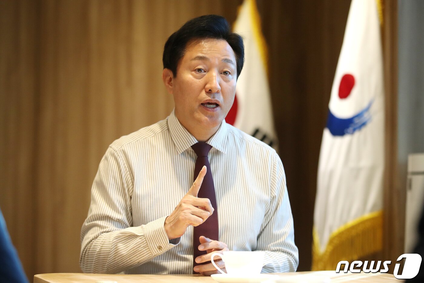 본문 이미지 - 오세훈 서울시장이 26일 오후 서울 중구 세종대로 서울특별시청 집무실에서 뉴스1과 인터뷰를 갖고 있다. 2022.12.26/뉴스1 ⓒ News1 임세영 기자