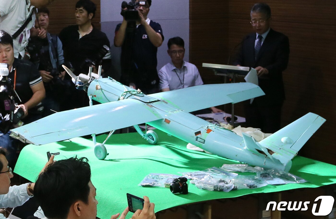 본문 이미지 - 2017년 6월9일 강원도 인제군 야산에서 발견된 북한 소형 무인기. (뉴스1 DB) 2022.12.26/뉴스1