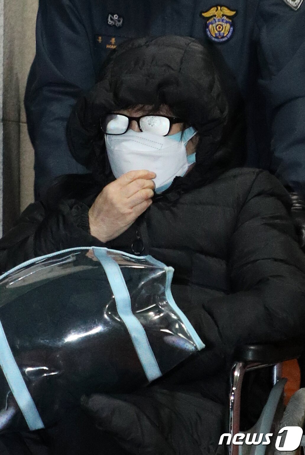 본문 이미지 - 국정농단 사건으로 수감 중인 최서원씨(66·개명 전 최순실)가 26일 오후 충북 청주여자교도소에서 나와 휠체어를 타고 이동하고 있다. 최씨는 이날 검찰의 1개월 형집행정지 결정에 따라 일시 석방됐다. 최씨는 서울의 한 대학병원에서 치료를 받게 된다. 2022.12.26/뉴스1 ⓒ News1 김용빈 기자