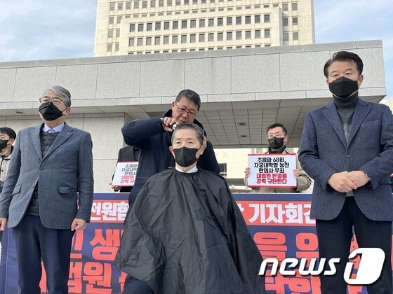 이필수 대한의사협회 회장이 지난해 12월 서울 서초구 대법원 앞에서 한의사의 초음파 진단기기 사용에 대한 '대법원 전원합의체 판결 규탄 기자회견' 중 삭발을 하고 있다. (대한의사협회 제공) 2022.12.26/뉴스1