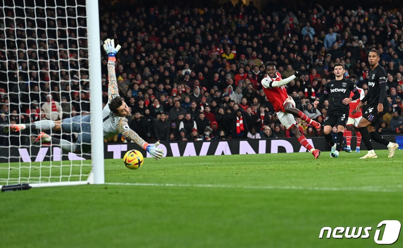 본문 이미지 - 후반 쐐기골을 넣은 아스널 은케티아. ⓒ AFP=뉴스1
