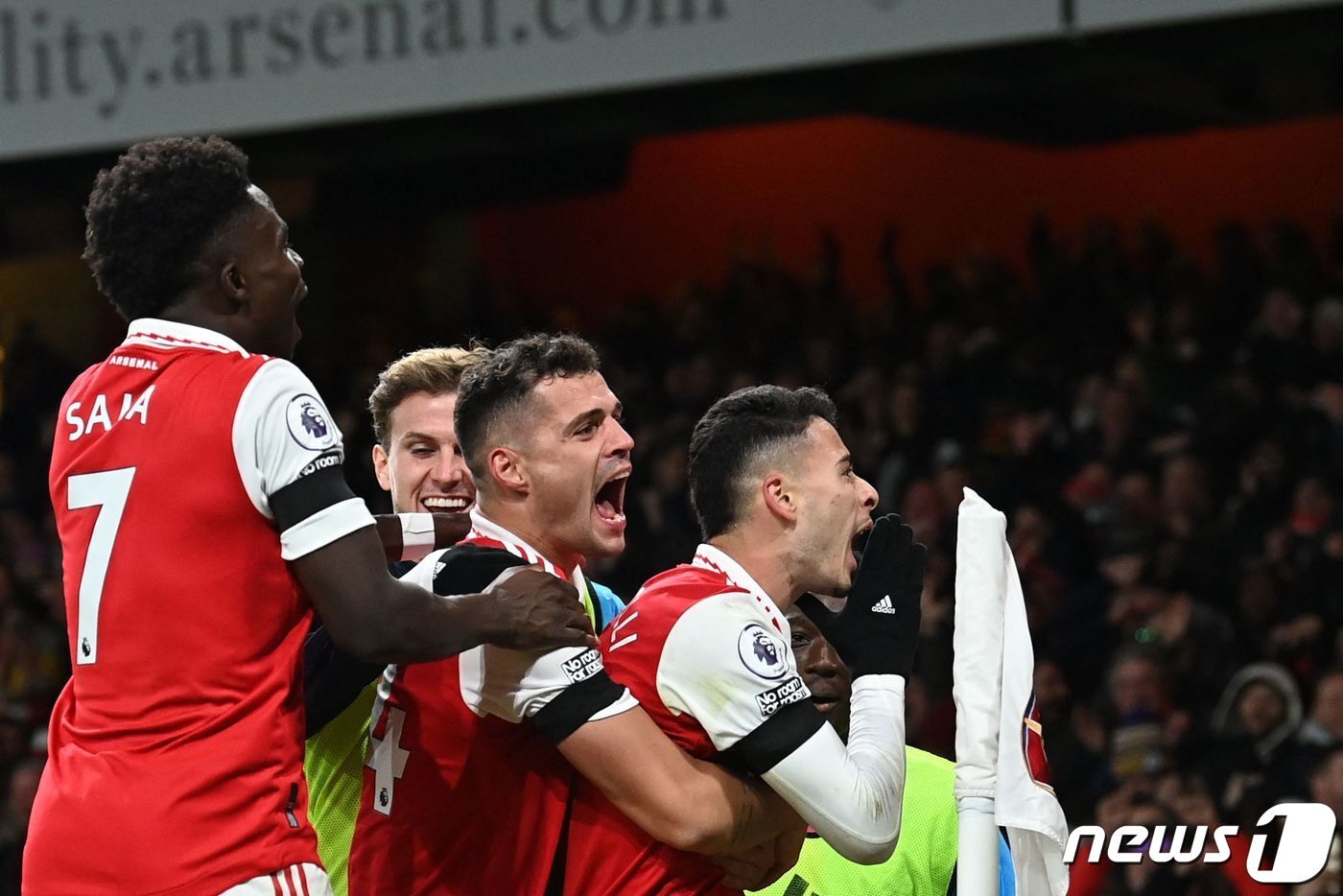 본문 이미지 - 웨스트햄을 상대로 역전승을 거둔 아스널 ⓒ AFP=뉴스1