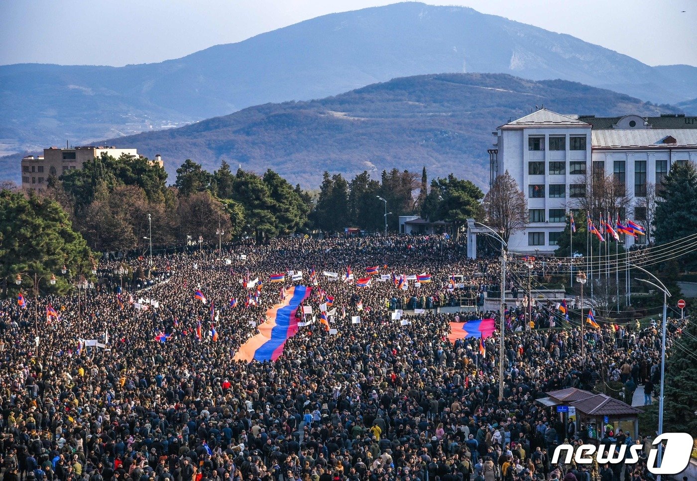 지난해 12월25일&#40;현지시간&#41; 국제법상 아제르바이잔의 영토인 스테파나케르트에서 아르메니아계 주민들이 대형 아르메니아 국기를 펼친 채 시위를 하고 있다. 아제르바이잔 남서부에 위치한 나고르노-카라바흐 자치주의 주도 스테파나케르트를 두고 아르메니아계 분리독립 세력들은 자신들의 &#39;수도&#39;로 주장한다. 이날 수천 명이 모인 시위에서 주민들은 아르메니아로 연결된 유일한 육로가 차단된 데 항의했다. 앞서 지난 23일 세르게이 라브로프 러시아 외무장관은 소련 해체 이후 두 번의 전쟁이 발생한 나고르노-카라바흐 지역에서의 긴장 완화를 주문했다. 2022.12.25. ⓒ AFP=뉴스1 ⓒ News1 김성식 기자