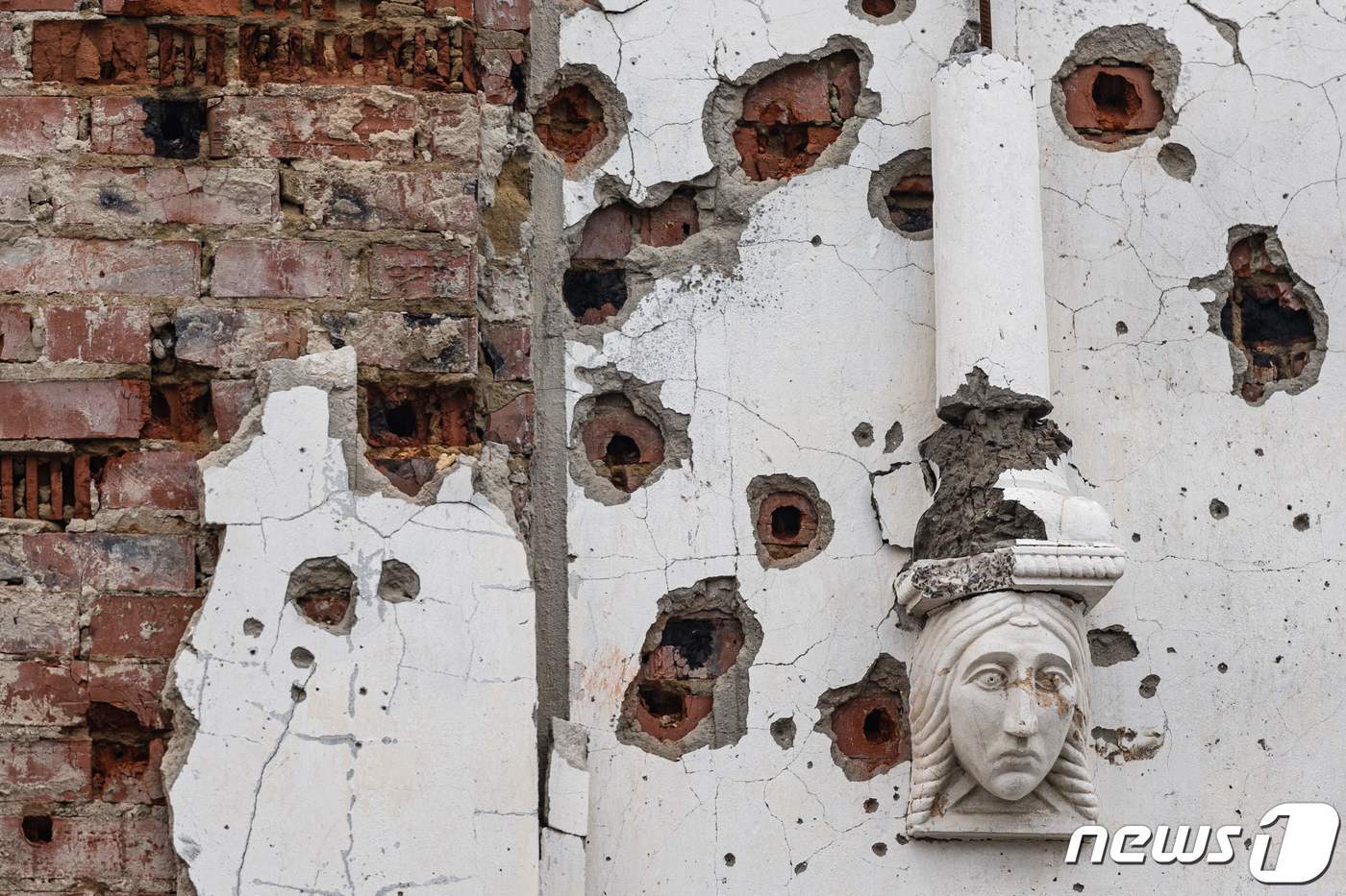 본문 이미지 - 26일 &#40;현지시간&#41; 우크라이나 돌리나에서 러시아 군의 공격을 받아 수도원의 벽이 총탄에 벌집이 된 모습이 보인다. ⓒ AFP=뉴스1 ⓒ News1 우동명 기자