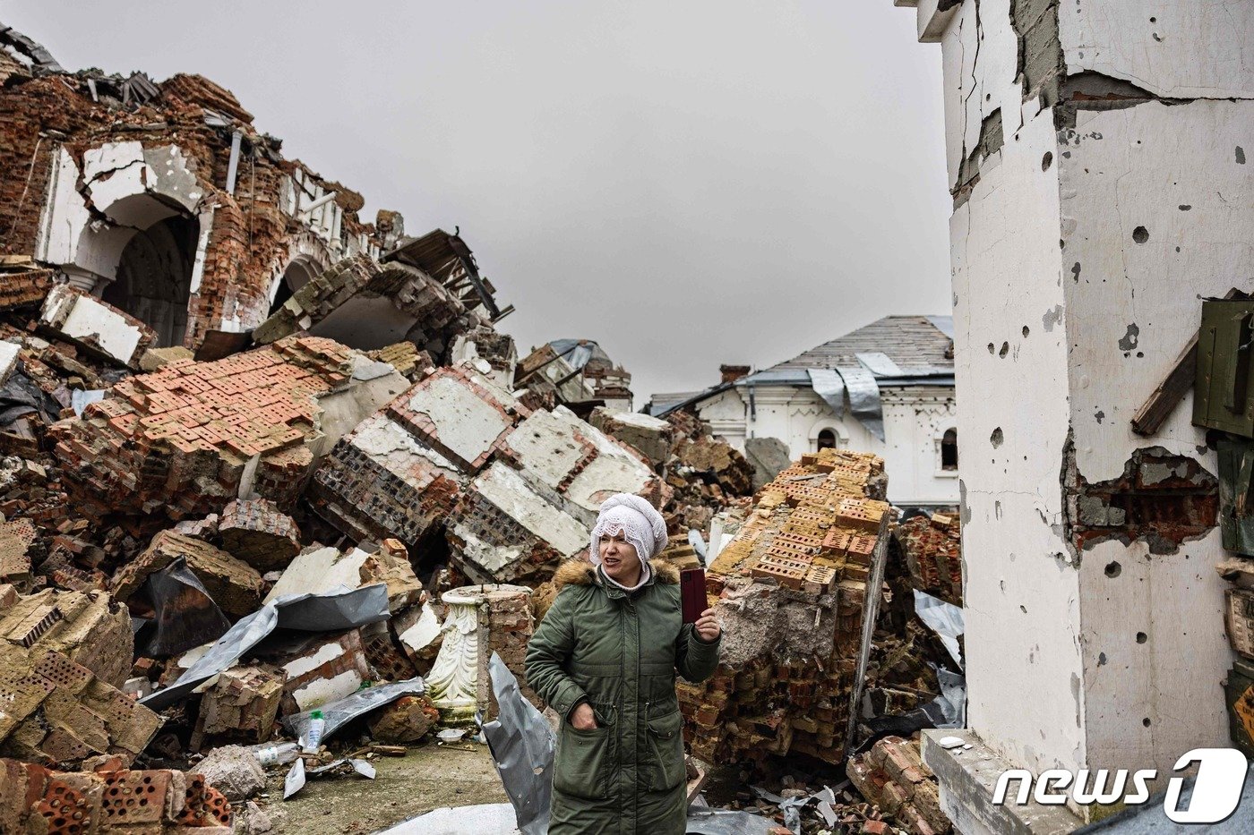 본문 이미지 - 26일 &#40;현지시간&#41; 우크라이나 돌리나에서 러시아 군의 포격을 받아 폭삭 무너져 내린 수도원이 보인다. ⓒ AFP=뉴스1 ⓒ News1 우동명 기자