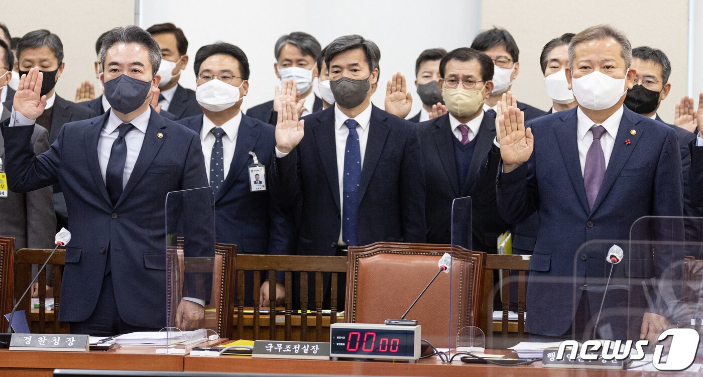 본문 이미지 - 이상민 행정안전부 장관과 윤희근 경찰청장 등이 27일 오전 서울 여의도 국회에서 열린 용산 이태원 참사 진상규명과 재발방지를 위한 국정조사특별위원회 전체회의에서 기관보고에 앞서 증인 선서를 하고 있다. 2022.12.27/뉴스1 ⓒ News1 이재명 기자