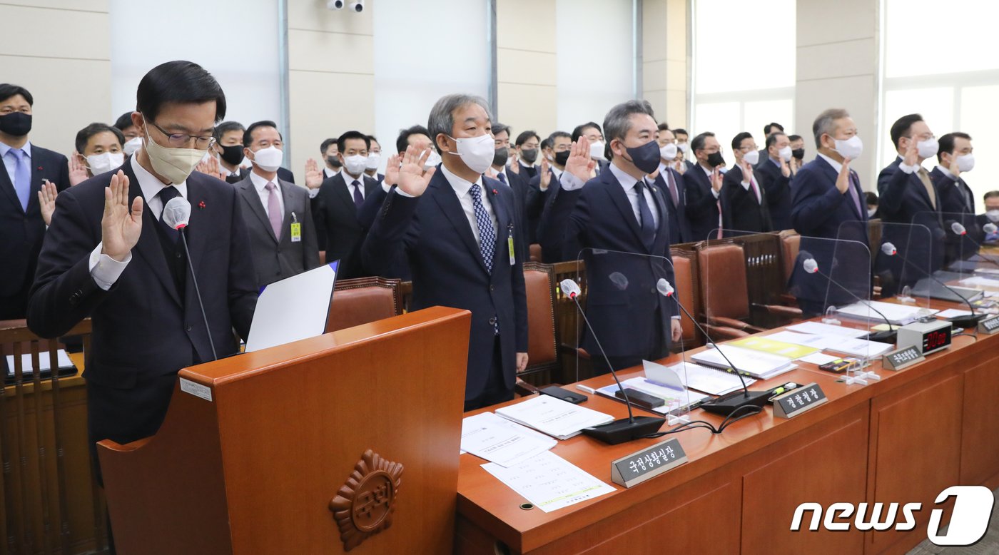 이상민 행정안전부 장관과 윤희근 경찰청장 등이 지난달 27일 오전 서울 여의도 국회에서 열린 용산 이태원 참사 진상규명과 재발방지를 위한 국정조사특별위원회 전체회의에서 증인 선서를 하고 있다. 2022.12.27/뉴스1 ⓒ News1 허경 기자