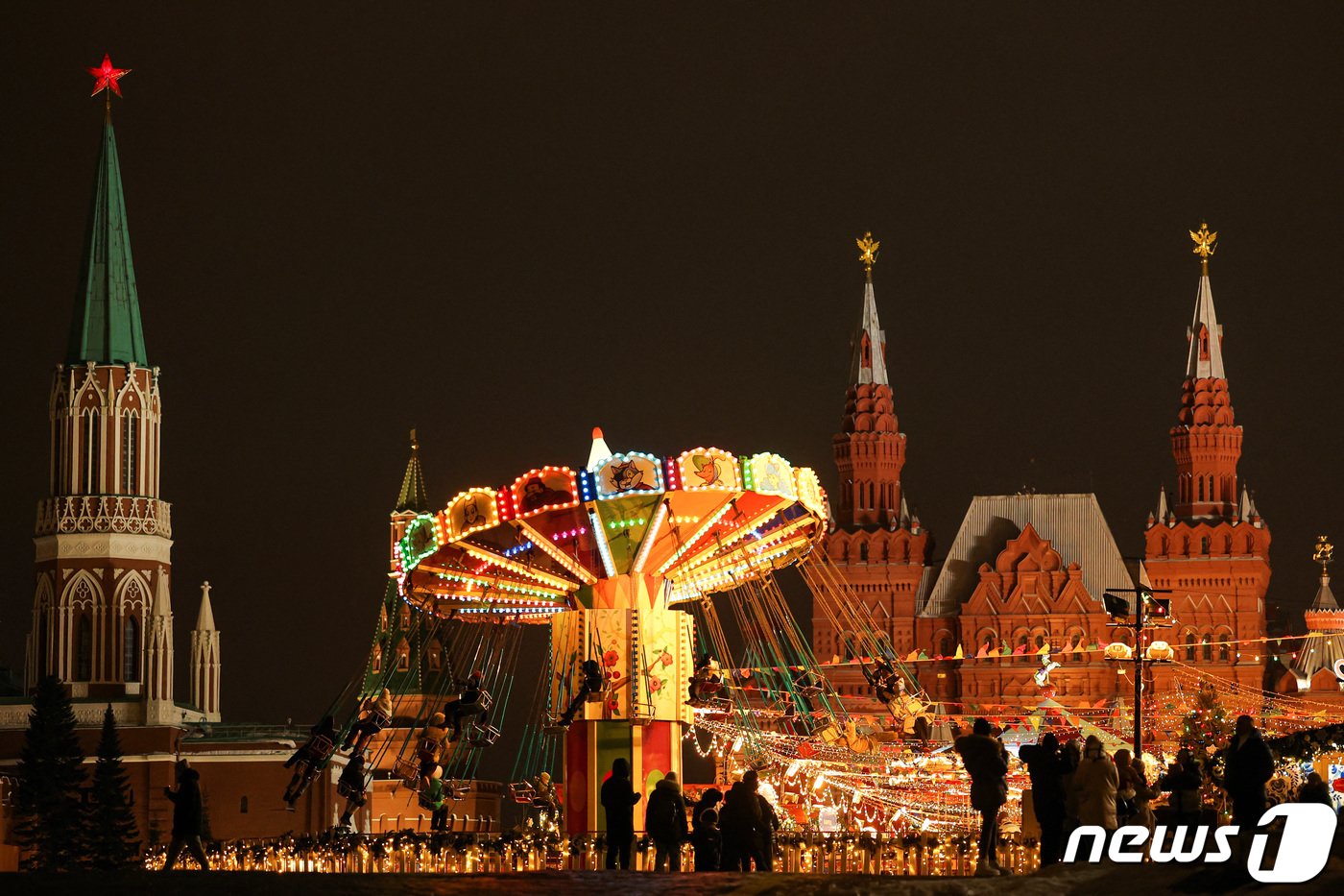 본문 이미지 - 26일&#40;현지시간&#41; 크리스마스 분위기로 꾸며진 러시아 모스크바의 상징 붉은 광장의 모습 ⓒ 로이터=뉴스1 ⓒ News1 이유진 기자