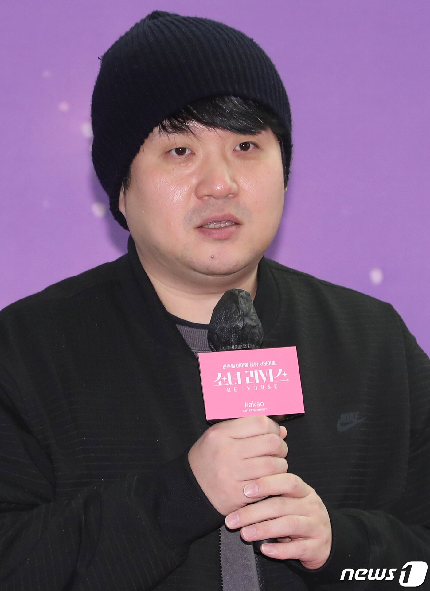 본문 이미지 - 조욱형 CP가 27일 오전 서울 상암 스탠포드 호텔에서 진행된 카카오페이지 '소녀 리버스' 제작보고회에서 인사말을 하고 있다. '소녀 리버스(RE:VERSE)'는 현실 세계 K팝 걸그룹 멤버 30명이 가상의 세계에서 아이돌 데뷔 기회를 차지하기 위해 경쟁을 펼치는 서바이벌 예능이다. 2022.12.27/뉴스1 ⓒ News1 권현진 기자