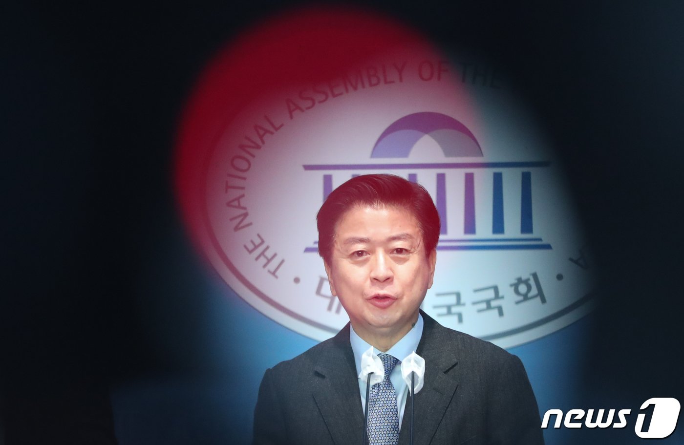 본문 이미지 - 노웅래 더불어민주당 의원이 체포동의안 본회의 표결을 하루 앞둔 27일 서울 여의도 국회 소통관에서 뇌물수수 혐의 관련 정치검찰 규탄 기자회견을 하고 있다. 이날 서울중앙지검 반부패수사2부&#40;김영철 부장검사&#41;는 노 의원의 뇌물수수·정치자금법 위반 혐의를 확인하기 위해 국회 소통관을 추가로 압수수색했다. 2022.12.27/뉴스1 ⓒ News1 허경 기자